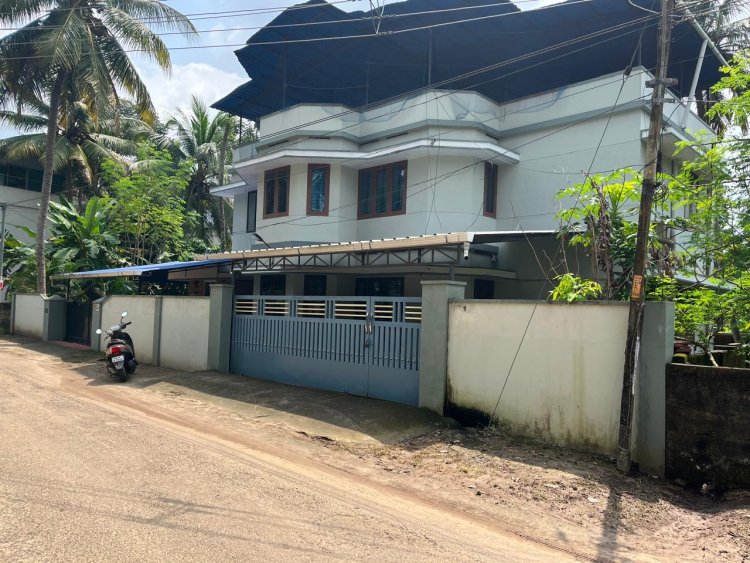 2300 Sq.ft വീടും 9.5 സെന്റ്‌ സ്ഥലവും വില്പനയ്ക്ക്