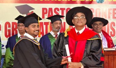 വേങ്ങൂർ ട്രൂലൈറ്റ് ബിബ്ലിക്കൽ സെമിനാരിയിൽ ഗ്രാഡുവേഷൻ