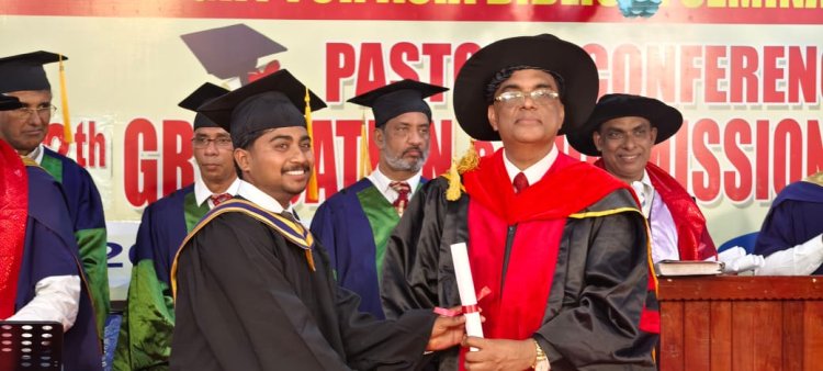 വേങ്ങൂർ ട്രൂലൈറ്റ് ബിബ്ലിക്കൽ സെമിനാരിയിൽ ഗ്രാഡുവേഷൻ