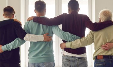 ചിലർ ചിതറിക്കുന്നു; ചിലർ പണിയുന്നു