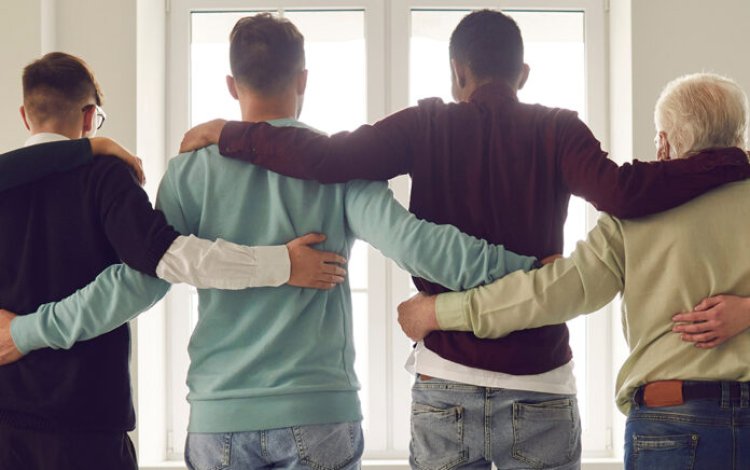 ചിലർ ചിതറിക്കുന്നു; ചിലർ പണിയുന്നു