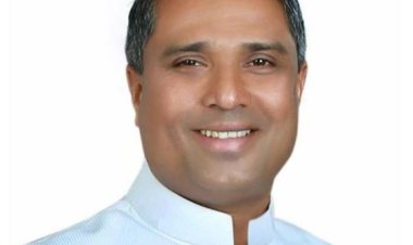 പത്രക്കാരെ ചേർത്തണച്ച് പാസ്റ്റർ വൈ. റെജി