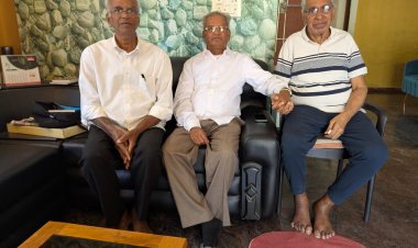 ചിരകാല സുഹൃത്ത് സി.വി. മാത്യു സാറുമായി ഓർമ്മകൾ പങ്കിട്ട് പാസ്റ്റർ കെ.എ. തോമസ്