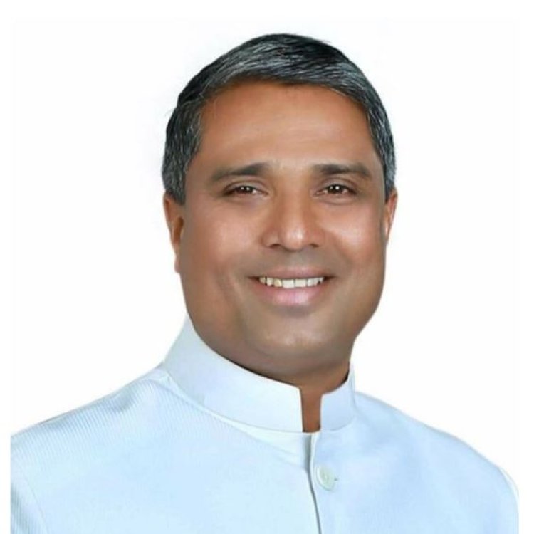 പത്രക്കാരെ ചേർത്തണച്ച് പാസ്റ്റർ വൈ. റെജി