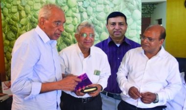 റെജി കോശിയുടെ പുസ്തകം ആരു വരും? പ്രകാശനം ചെയ്തു