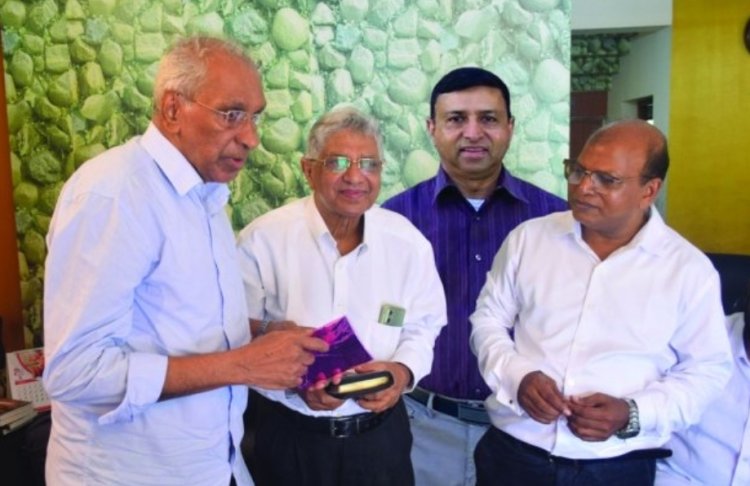 റെജി കോശിയുടെ പുസ്തകം ആരു വരും? പ്രകാശനം ചെയ്തു