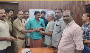 വഴിയിൽ കിട്ടിയത് ₹2.40 ലക്ഷം ! തൊടാതെ തമ്പിച്ചായൻ; തഴക്കരയ്ക്ക് അഭിമാന നിമിഷം!