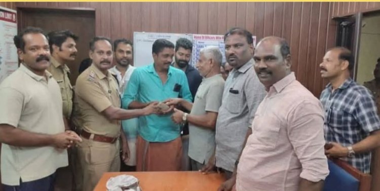 വഴിയിൽ കിട്ടിയത് ₹2.40 ലക്ഷം ! തൊടാതെ തമ്പിച്ചായൻ; തഴക്കരയ്ക്ക് അഭിമാന നിമിഷം!