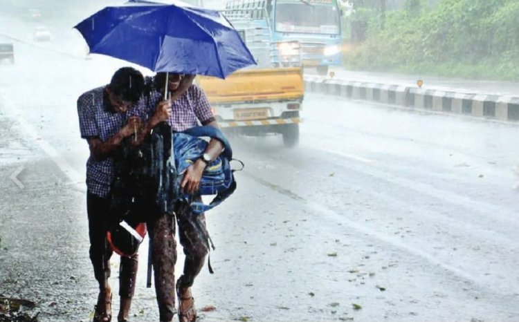 കേരളത്തിൽ അതിതീവ്ര മഴ: മരണം 15 ആയി ; 11,000- ത്തിലധികം പേർ ദുരിതാശ്വാസ ക്യാമ്പുകളിൽ